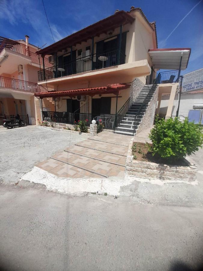 Christina Sunny Rooms Loútsa Exterior foto