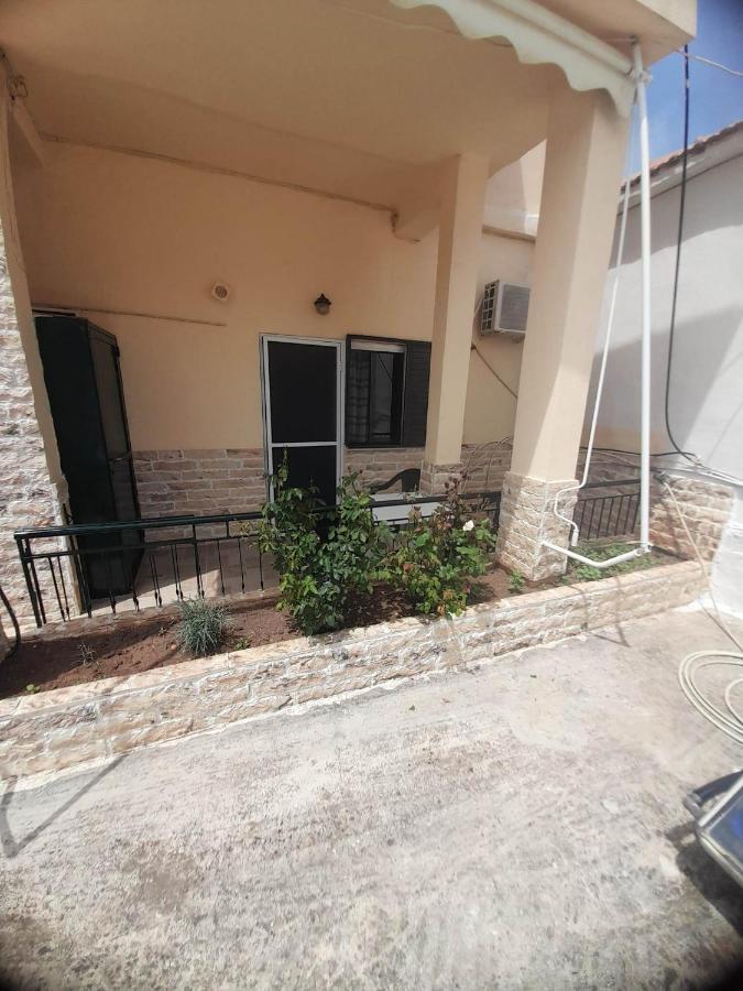 Christina Sunny Rooms Loútsa Exterior foto